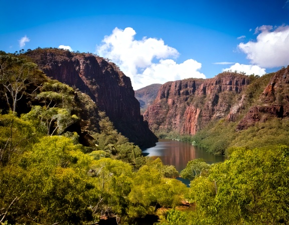 Wasserfall im Litchfield Nationalpark mit Felsen und tropischer Vegetation im australischen Buschland